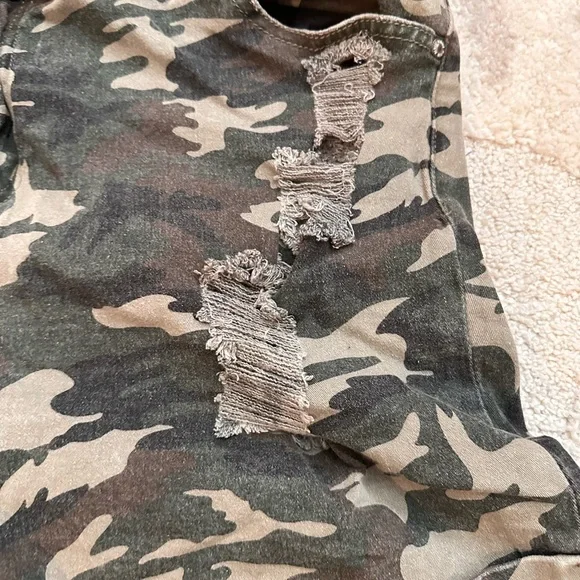 Plus Size 20 Rue21 Green Camo Jean Shorts - Picture 6 of 7